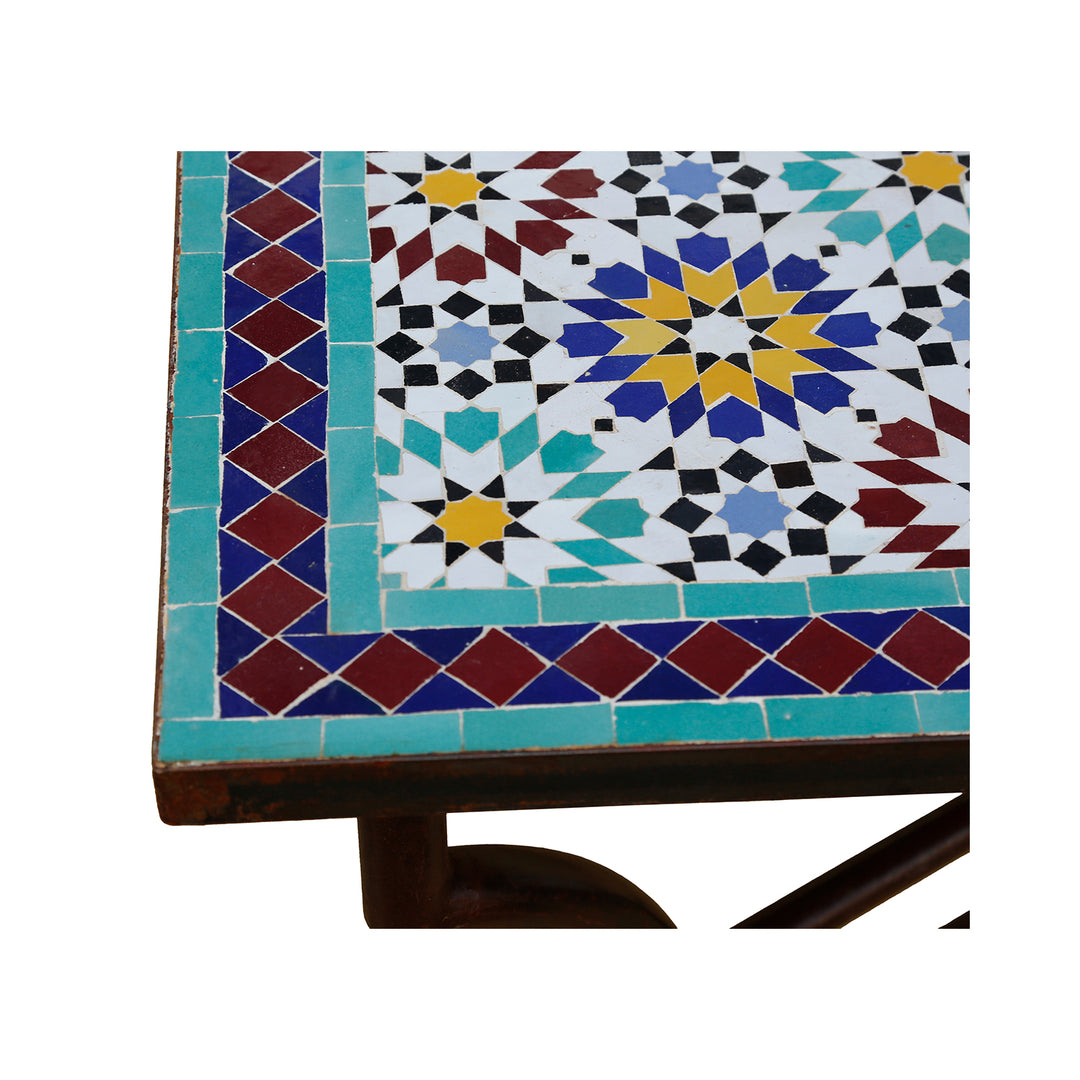 Stabiele mozaïektafel met artistiek tegelblad en gebogen metalen frame