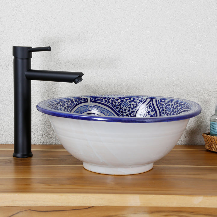 Lavabo en céramique bleu et blanc
