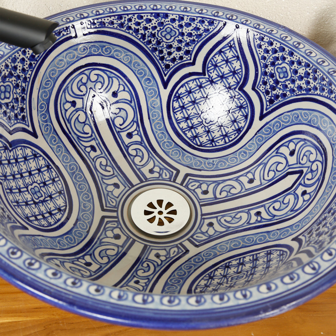 Lavabo en céramique bleu et blanc