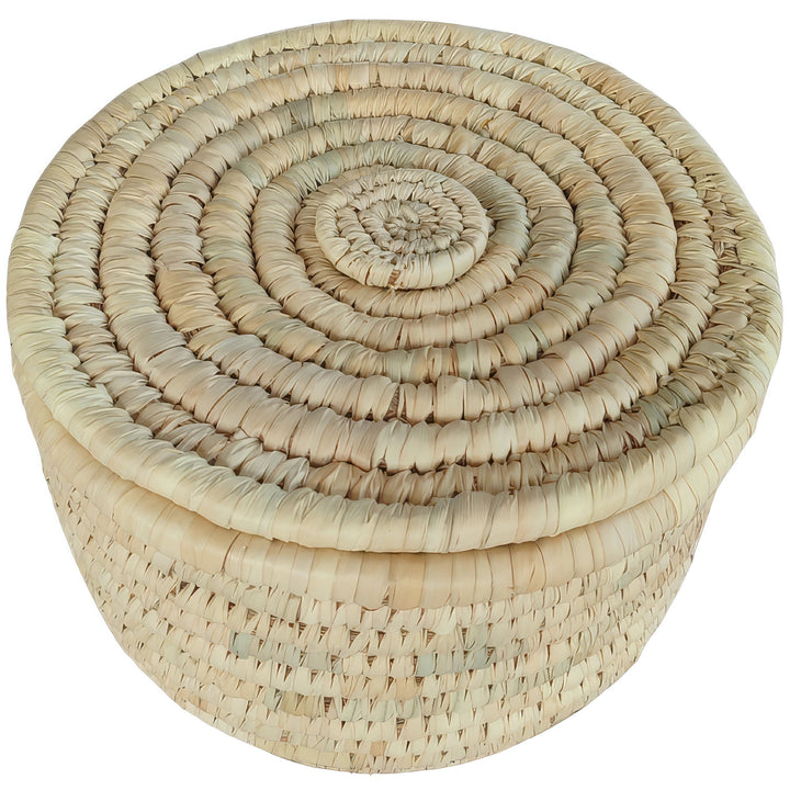 Ronde opbergmand van palmblad met een diameter van 28 cm en een gesloten deksel met spiraalpatroon.