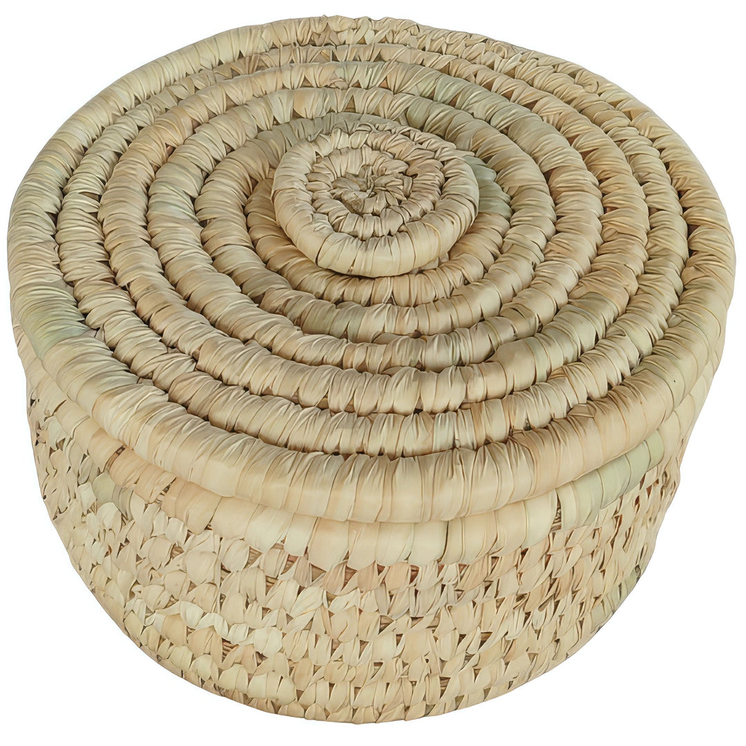 Runder Aufbewahrungskorb aus Palmblatt in Größe S mit geschlossenem Deckel und spiralförmigem Flechtmuster.