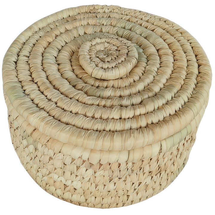 Runder Aufbewahrungskorb aus Palmblatt in Größe S mit geschlossenem Deckel und spiralförmigem Flechtmuster.