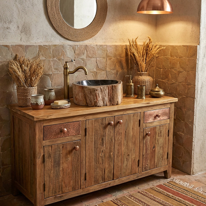 Opbouwwastafel van steen met fossielhoutlook, rond Wastafel op een massieve wastafel in een warme naturelbadkamer met kleitegels.