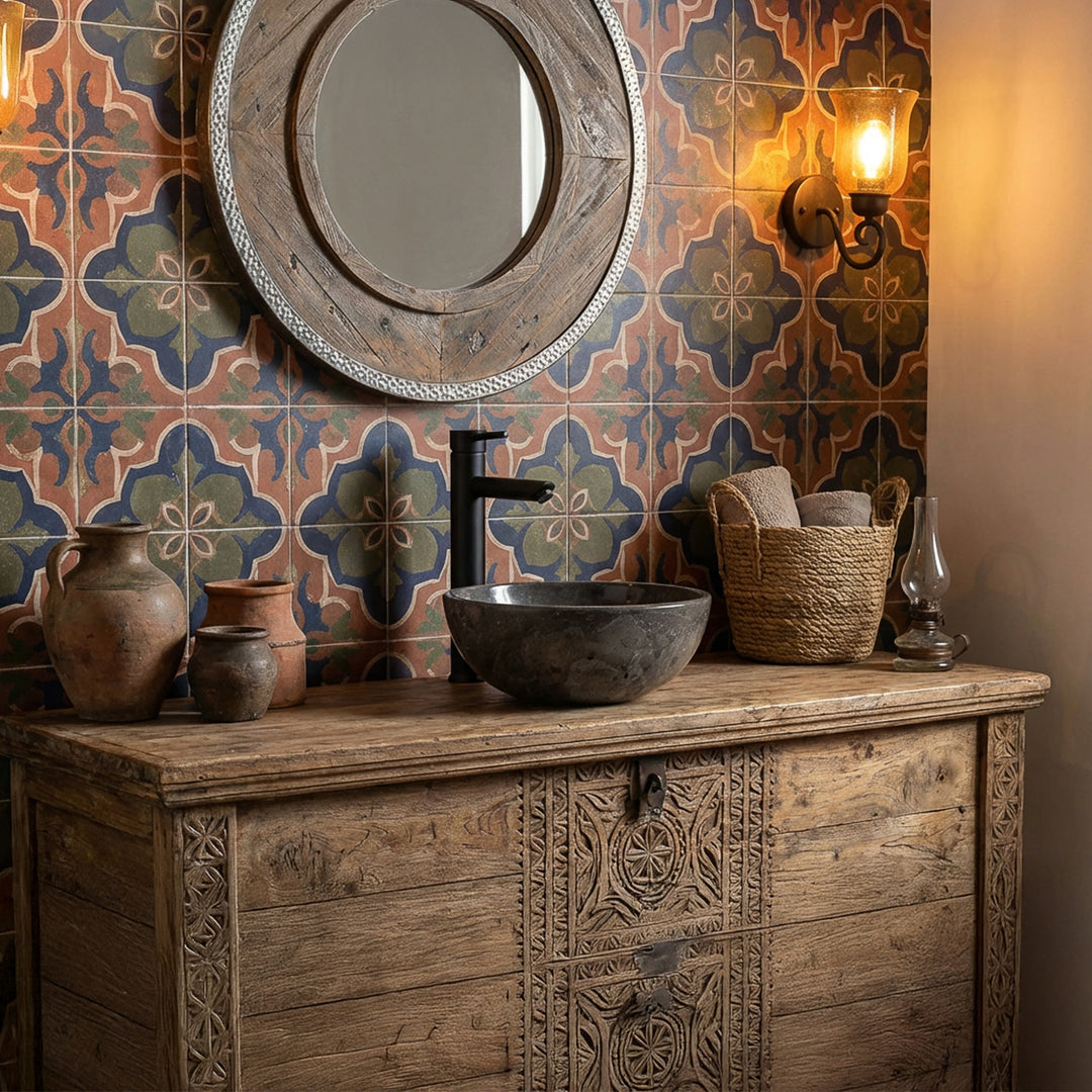 Rond Lavabo Marbre sur vanité en bois sculpté dans salle de bains orientale avec carrelage à motifs