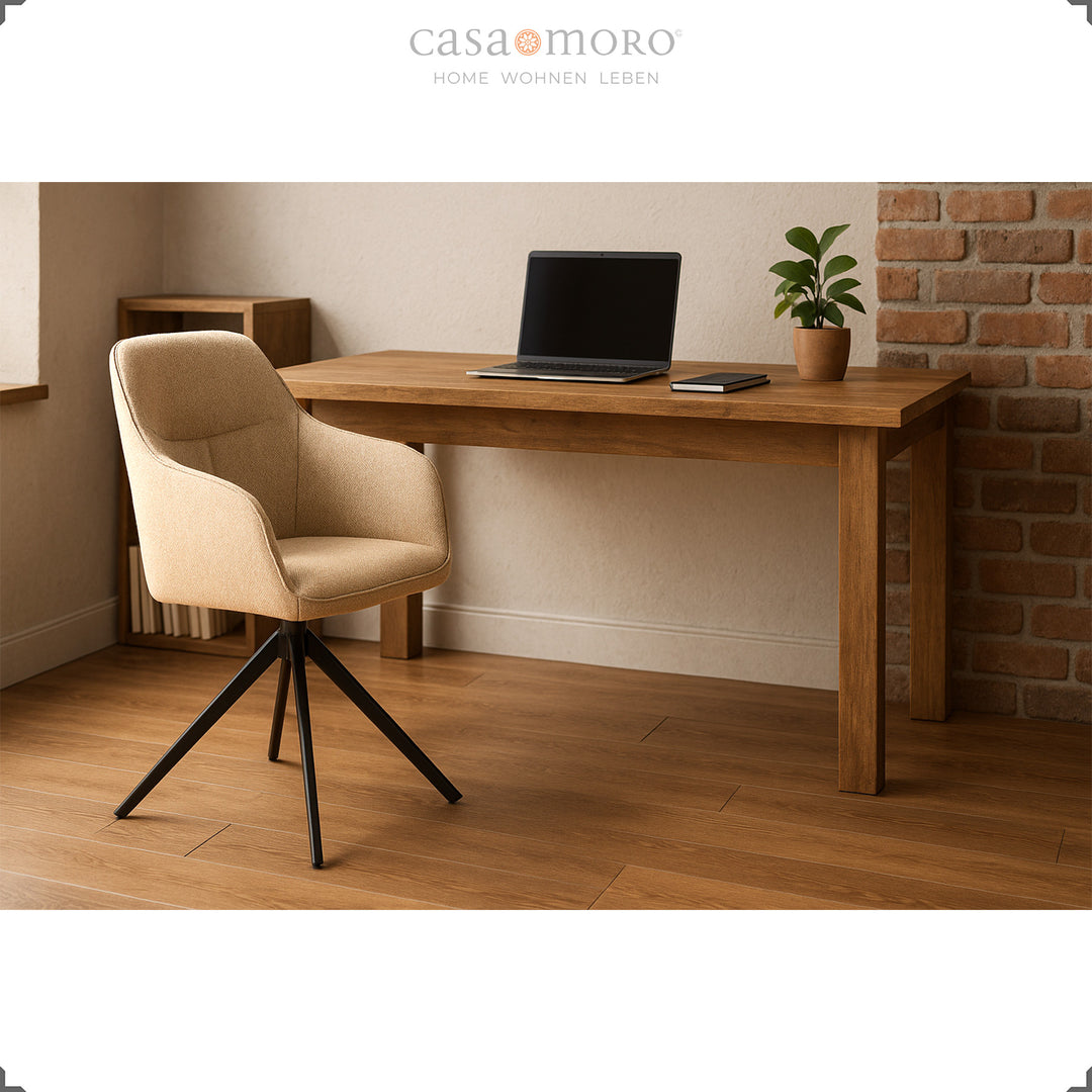 Chaise rembourrée rotative à 360° avec accoudoirs beige sur une table en bois avec un ordinateur portable, poste de travail moderne dans le bureau à domicile avec une lumière chaude et un mur de briques