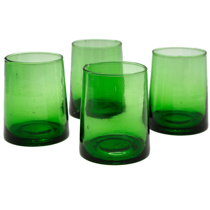 Verres à cocktail avec une structure en verre vivante - verts, robustes et individuels
