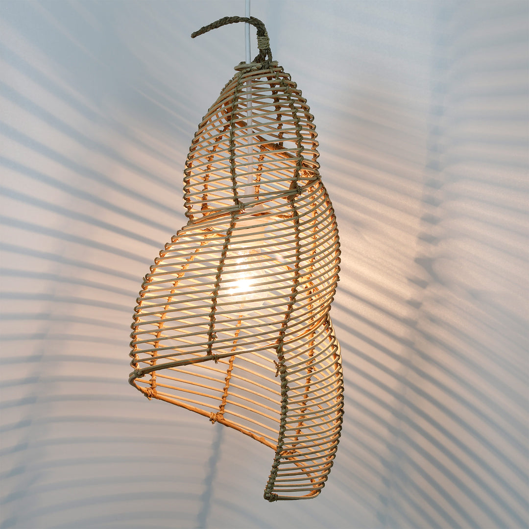 Plafonnier en rotin fabriqué à la main, de forme incurvée et au tissage fin, crée un doux jeu de lumière