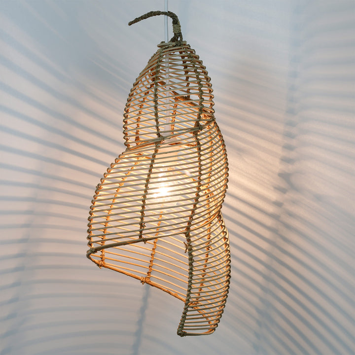 Plafonnier en rotin fabriqué à la main, de forme incurvée et au tissage fin, crée un doux jeu de lumière