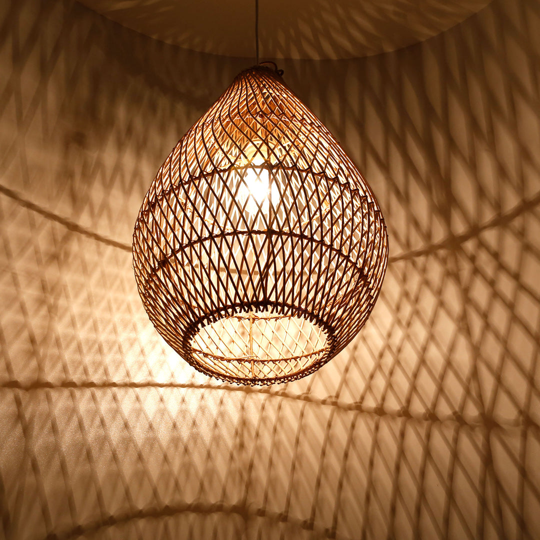 Plafonnier en forme de goutte en rotin tressé à la main avec lumière chaude et jeux d'ombres décoratifs