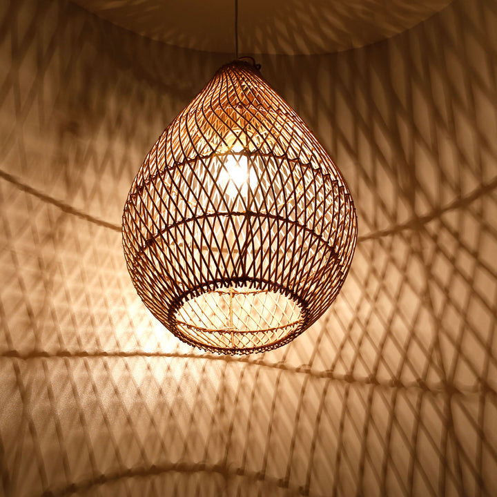 Plafonnier en forme de goutte en rotin tressé à la main avec lumière chaude et jeux d'ombres décoratifs