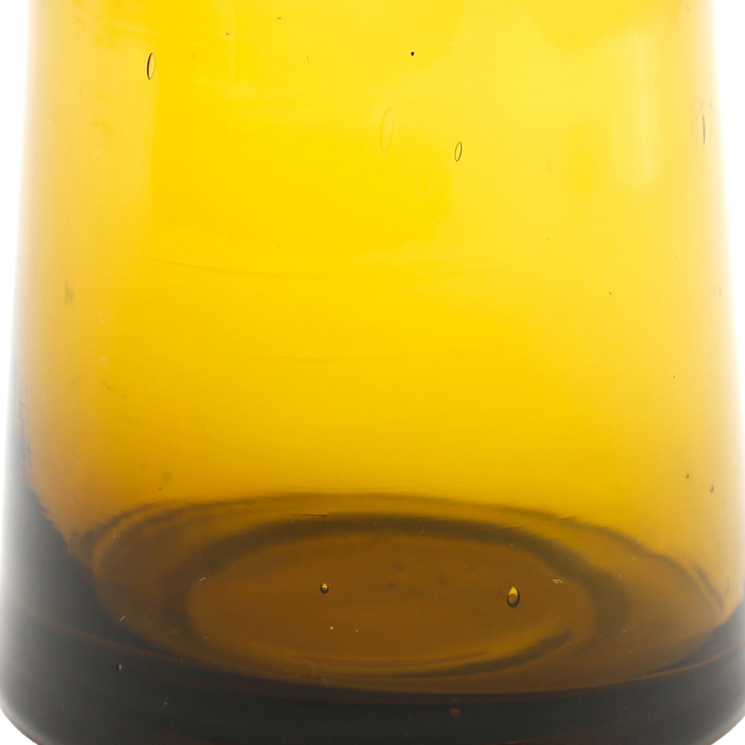 Nahaufnahme des Glasbodens mit typischen Lufteinschlüssen – charakteristisch für mundgeblasenes Glas