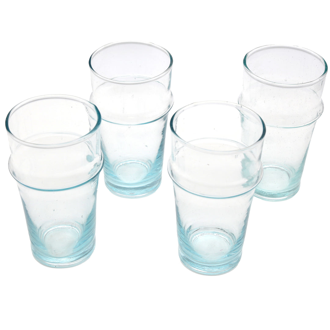 Verre à dessert d'aspect clair - soufflé à la bouche, avec de fines poches d'air