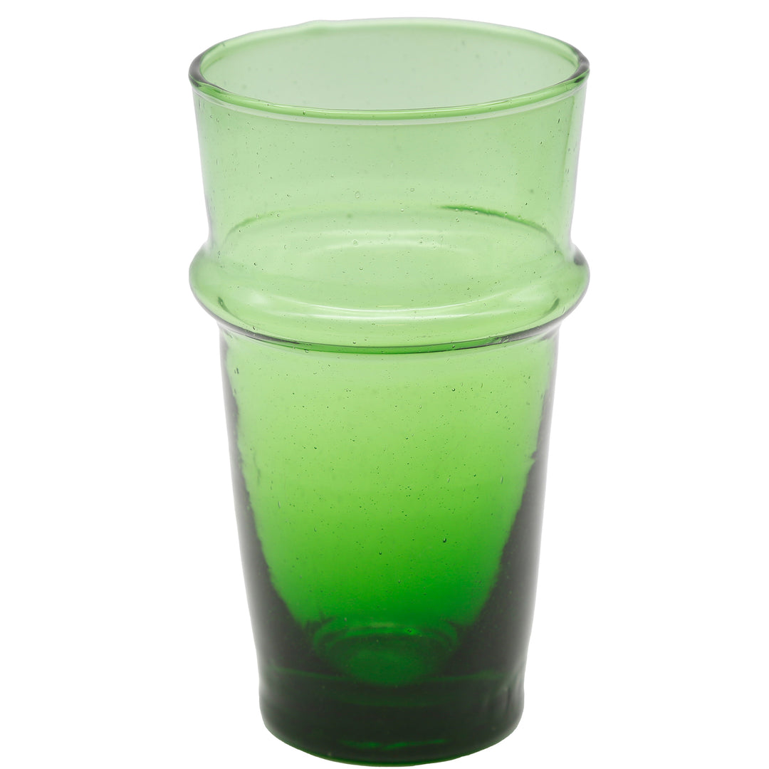 Dessert serviert im grünen Glas – aufbereitetes Glas mit individueller Textur