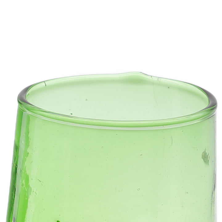 Verres avec café glacé, latte macchiato et ingrédients frais - servis dans une ambiance estivale