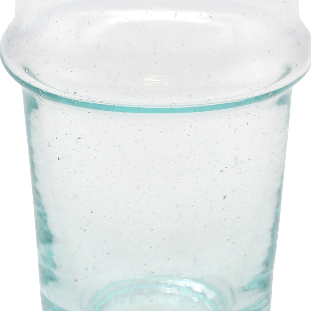 Café glacé dans un verre transparent - surface fabriquée à la main avec structure