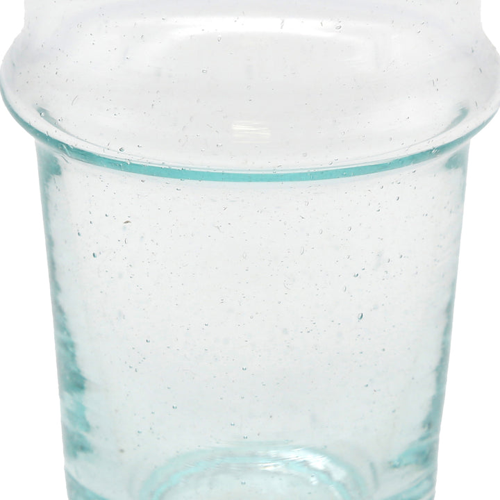 Café glacé dans un verre transparent - surface fabriquée à la main avec structure