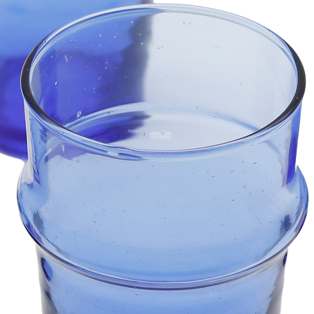 Gedetailleerde opname van één enkel blauw glas - perfect als espressoglas met een elegante mondrand