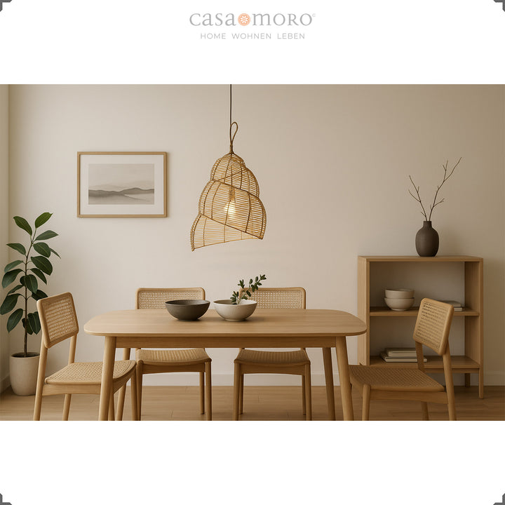 Lampe en rotin en forme de spirale au-dessus d'une table à manger dans la salle à manger moderne, crée une lumière chaude et des ombres douces