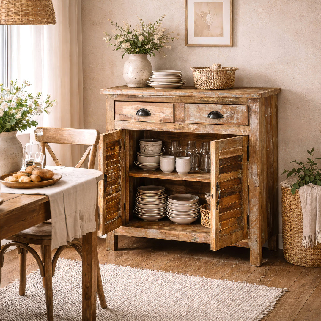 Buffet haut en bois massif dans la salle à manger avec portes ouvertes, vaisselle à l'intérieur, scène de vie chaleureuse