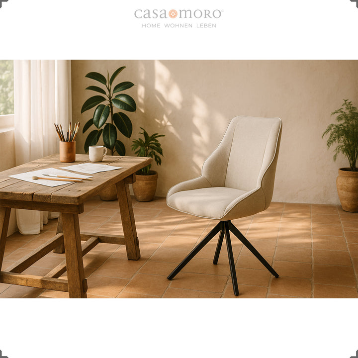 Chaise de salle à manger rotative à 360° marron clair sur une table en bois rustique avec des plantes en arrière-plan, intérieur élégant avec lumière chaude
