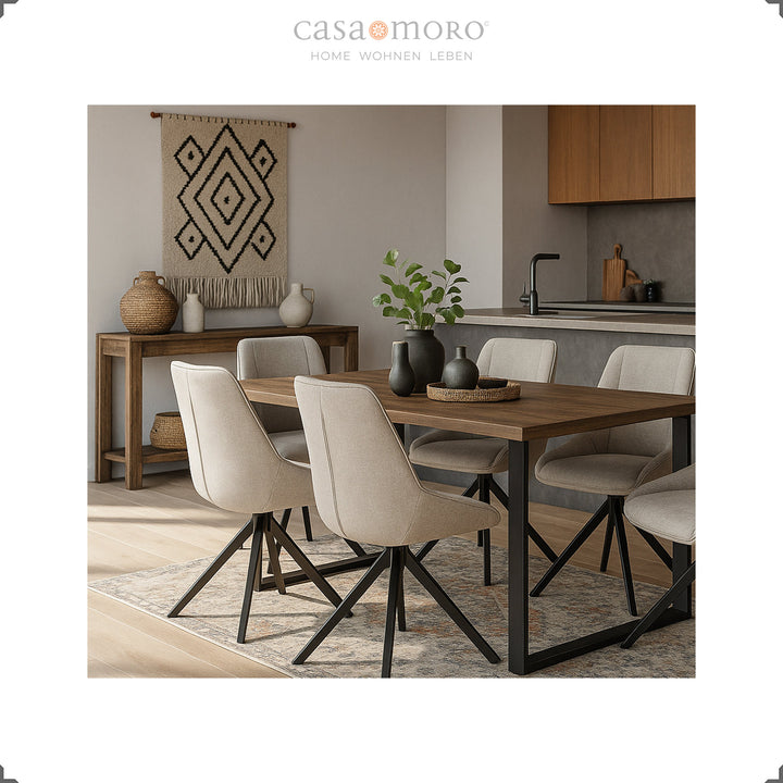 Salle à manger avec six chaises rembourrées pivotantes à 360° en structure métal gris clair et noir - ambiance de vie harmonieuse avec table en bois, tapis et décoration murale