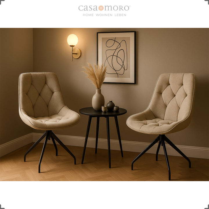 Deux chaises rembourrées orientables à 360° marron avec structure en métal noir - coin salon moderne avec table d'appoint, fresque murale et éclairage tamisé