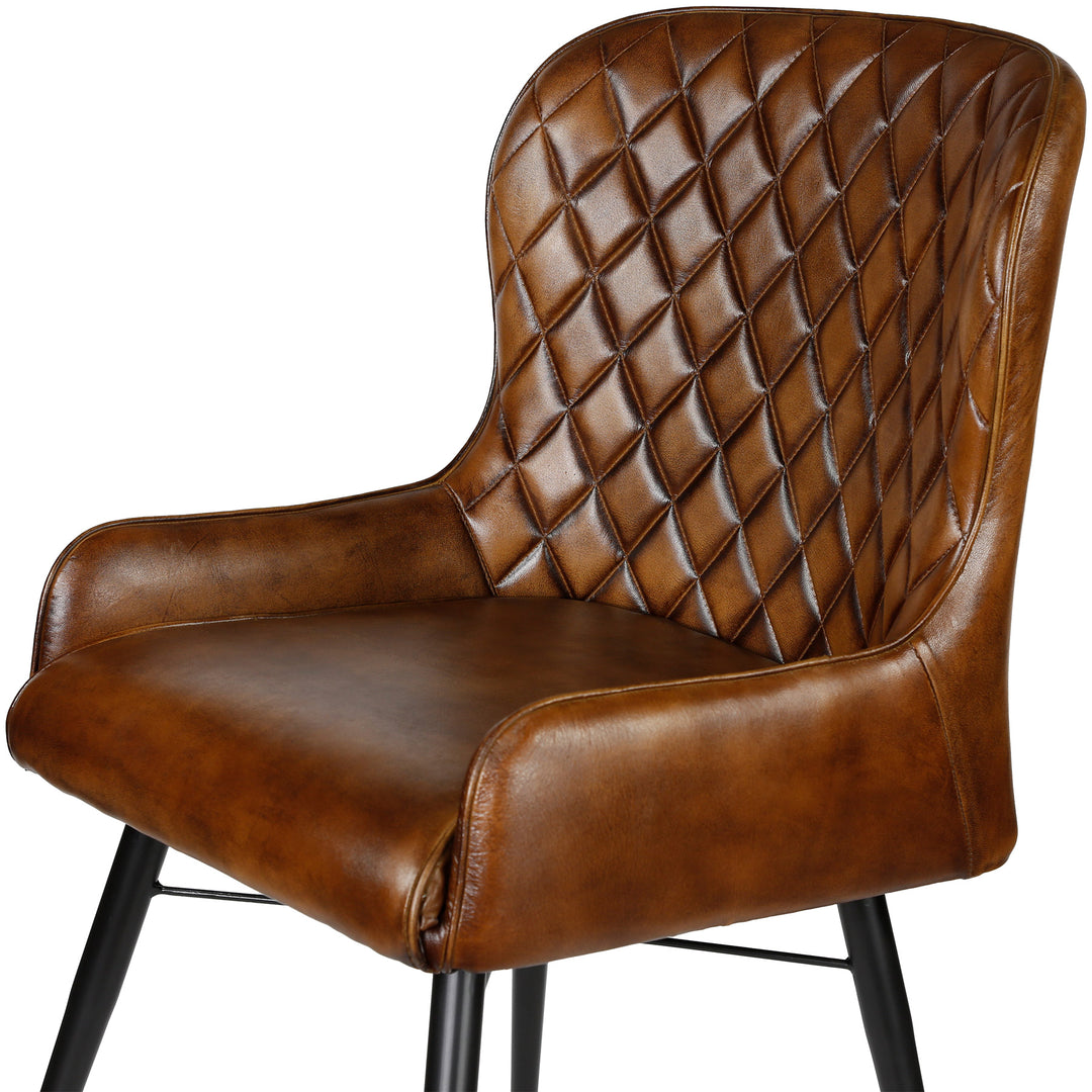 Leren stoel in antiekbruin met fijne quilting in de woonkamer