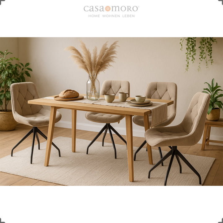Quatre chaises rembourrées orientables à 360° en marron avec un cadre en métal noir - coin repas élégant avec table en bois, herbe de pampa et ambiance de vie naturelle
