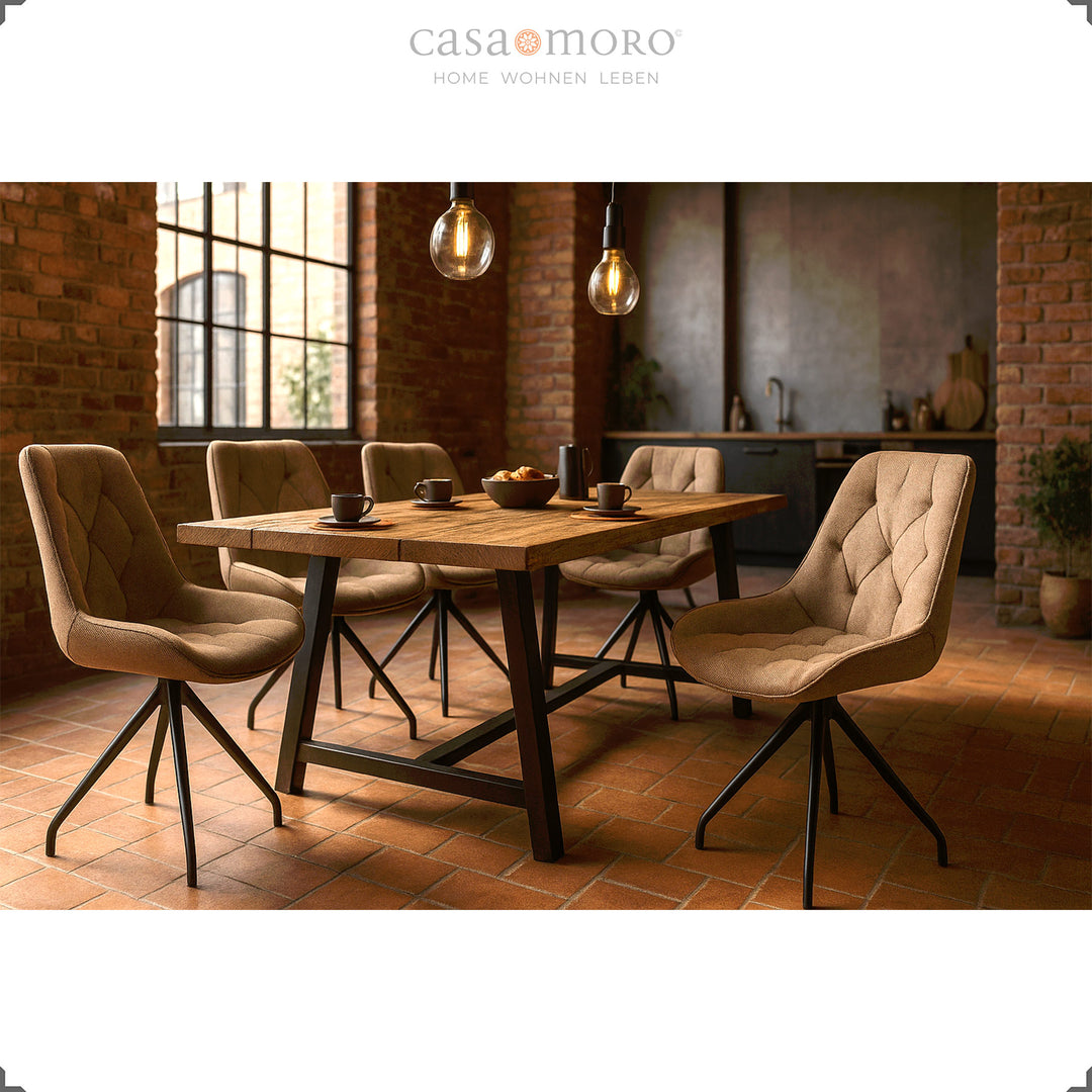 Six chaises rembourrées orientables à 360° en marron avec structure en métal noir - coin repas moderne avec table en bois et ambiance loft atmosphérique