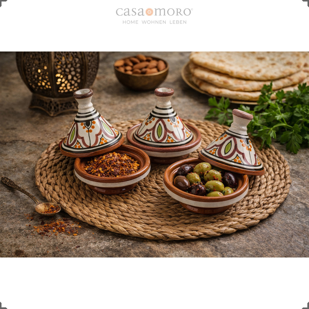 épice Tajine en argile dans un ensemble de 3 récipients à épices en céramique peints à la main avec des olives et des épices dans une ambiance orientale
