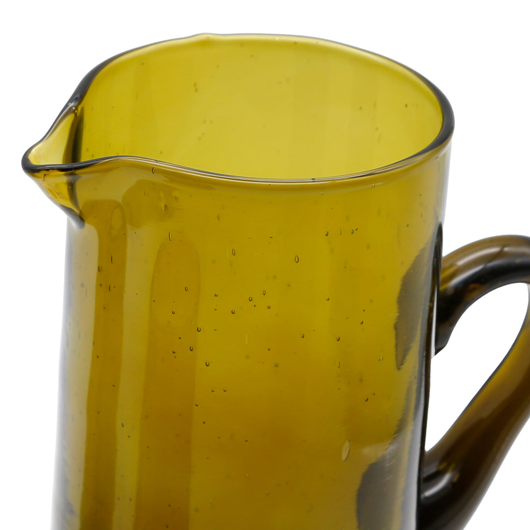Karaffe aus honigfarbenem Glas mit feiner Struktur und eleganter Ausgussform