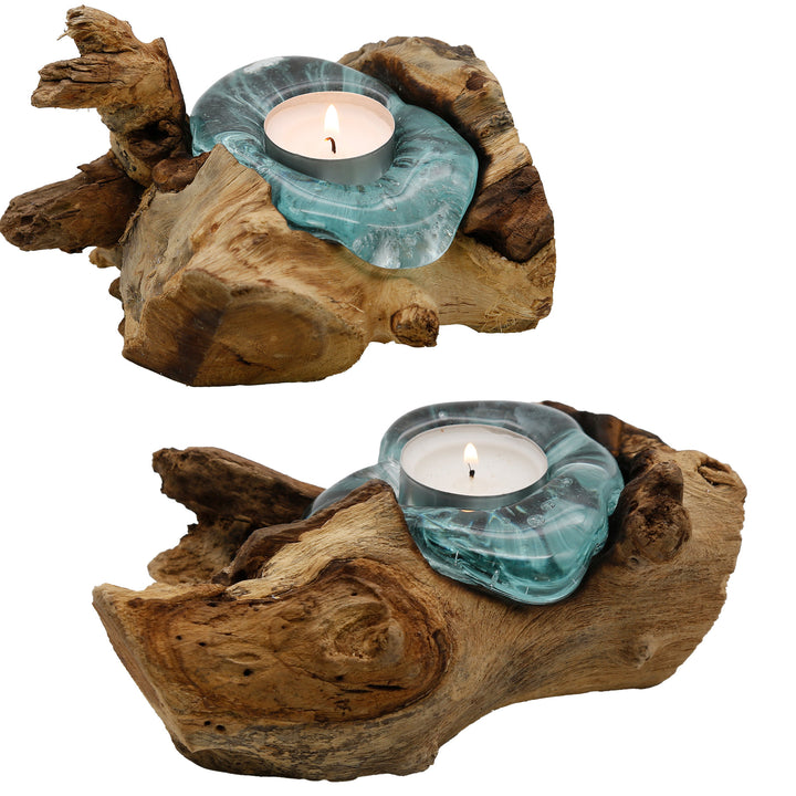 Twee varianten van de theelichthouder van glas en wortelhout, elk met een unieke vorm en warm gloeiend theelichtje.