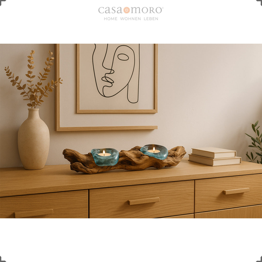 Langwerpige theelichthouder van glas en wortelhout op een dressoir, het zachte licht complementeert het natuurlijke, moderne woonkamerontwerp.