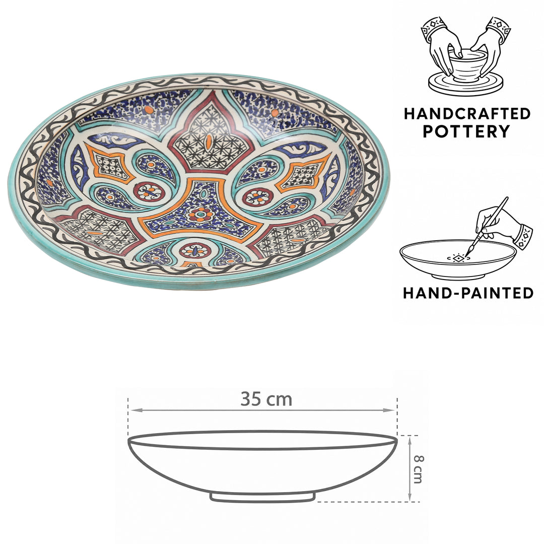 Handgeschilderde en handgevormde Marokkaanse keramische schaal uit Fès met kleurrijke bloem- en geometrische motieven, Ø 35 cm en 8 cm hoog