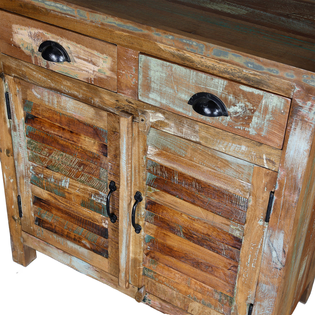 Vue détaillée d'un buffet haut en bois massif avec tiroirs, portes et structure en vieux bois visible