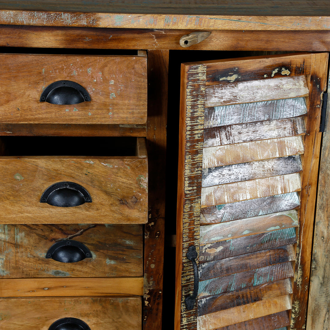 Gedetailleerd aanzicht van een dressoir van massief hout met een ladefront en een patchworkdeur