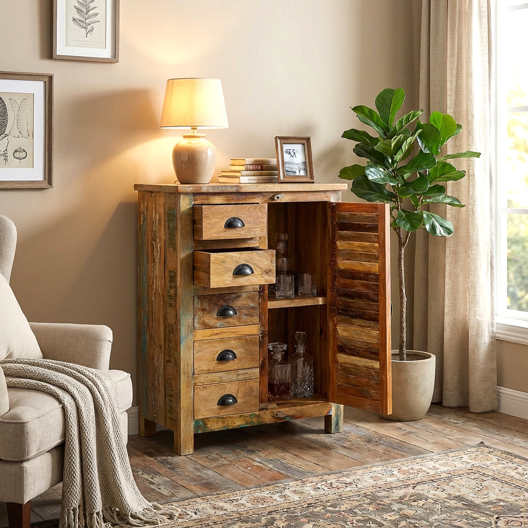 Massief houten dressoir in de woonkamer, open deur en lades, warme landelijke sfeer