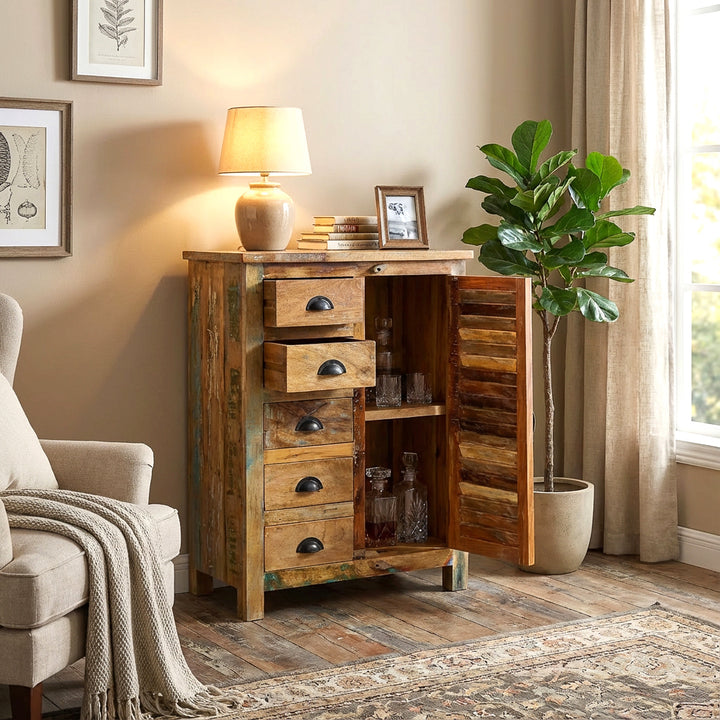 Massief houten dressoir in de woonkamer, open deur en lades, warme landelijke sfeer