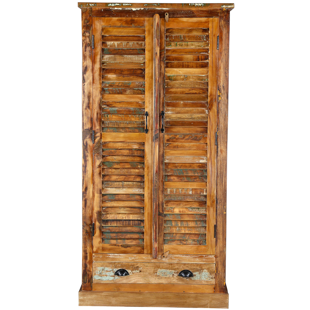 Houten en massief houten kast in vintage-stijl, vrijstaand weergegeven