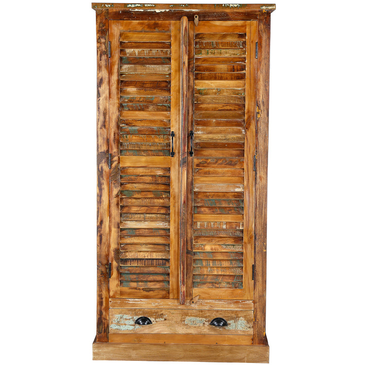 Houten en massief houten kast in vintage-stijl, vrijstaand weergegeven