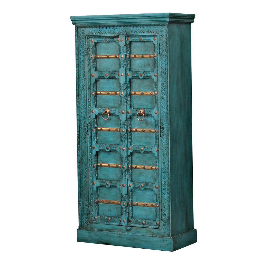 Turquoise opbergkast van massief mangohout, schuin van voren gezien, met twee versierde deuren en ringgrepen.