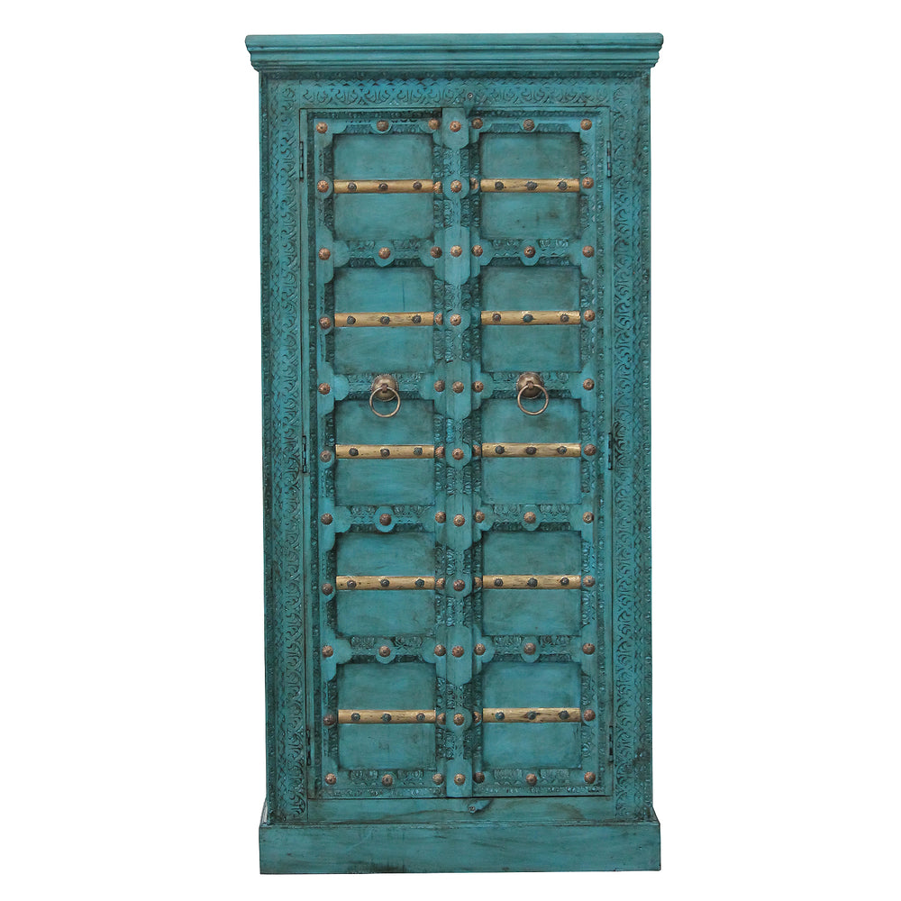 Vooraanzicht van de turquoise mangohouten kast met twee deuren, gesneden ornamenten en goudkleurige lijsten.