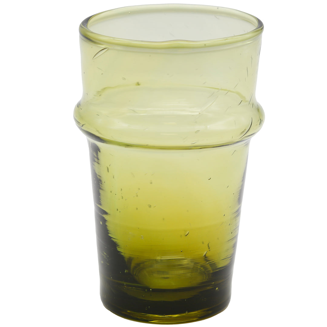 Großaufnahme eines Glases mit klar sichtbarer Einschlussstruktur – typisch für handgefertigtes Glas