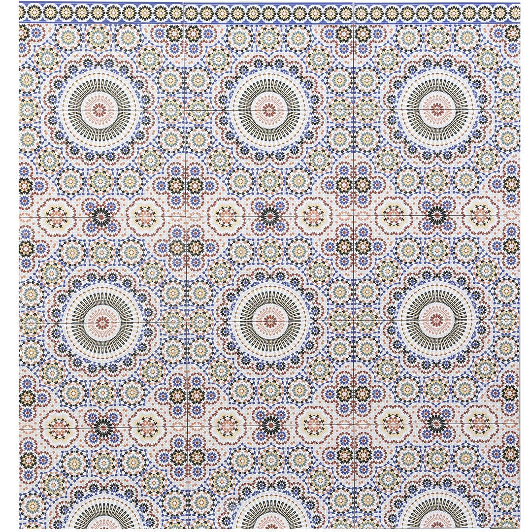 Frise en céramique avec motif oriental multicolore combinée à des carreaux muraux pour un design mural harmonieux