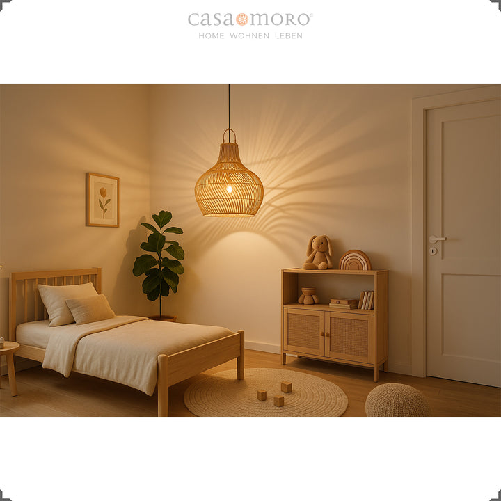 La lampe en rotin dans la chambre des enfants crée une atmosphère calme et cosy avec une lumière chaude