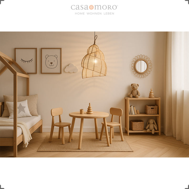 Lampe en rotin faite à la main comme plafonnier dans la chambre des enfants, crée une lumière chaude et une sécurité naturelle