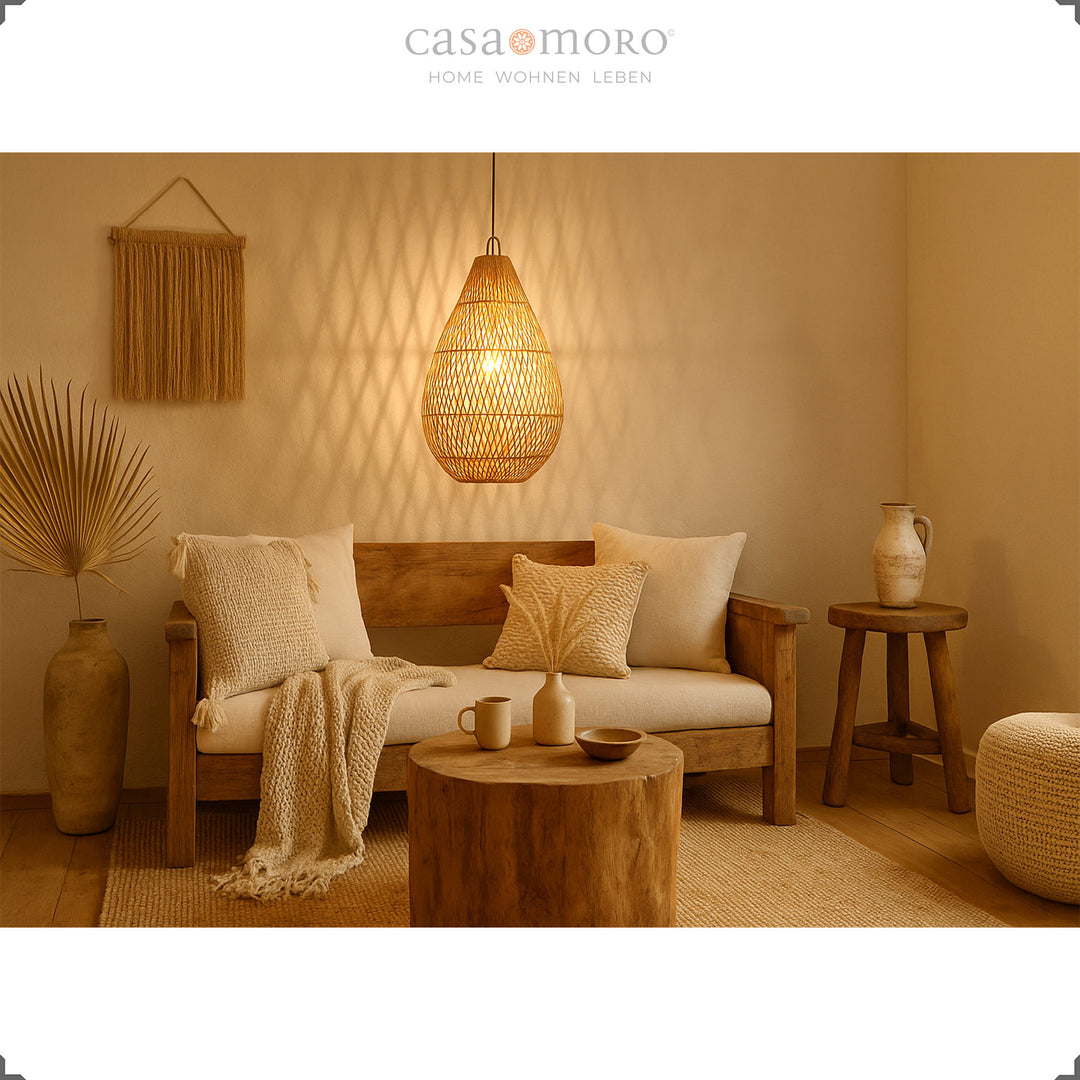 Lampe en rotin en forme de goutte, diffuse une lumière chaude et crée une atmosphère chaleureuse dans le salon