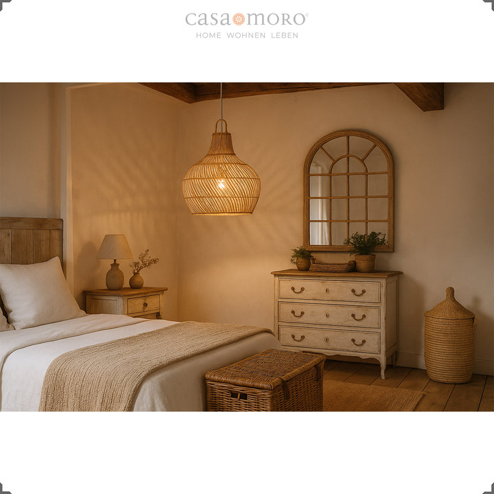 Lampe en rotin faite à la main comme plafonnier dans la chambre à coucher, crée une lumière chaude et une atmosphère bohème chaleureuse