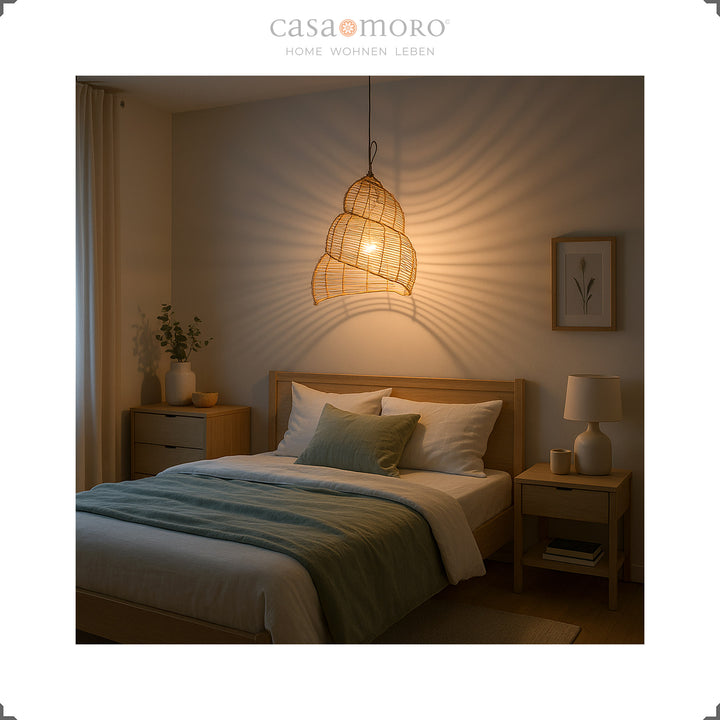Lampe en rotin en forme de spirale comme plafonnier dans la chambre, crée une lumière chaude et une atmosphère calme