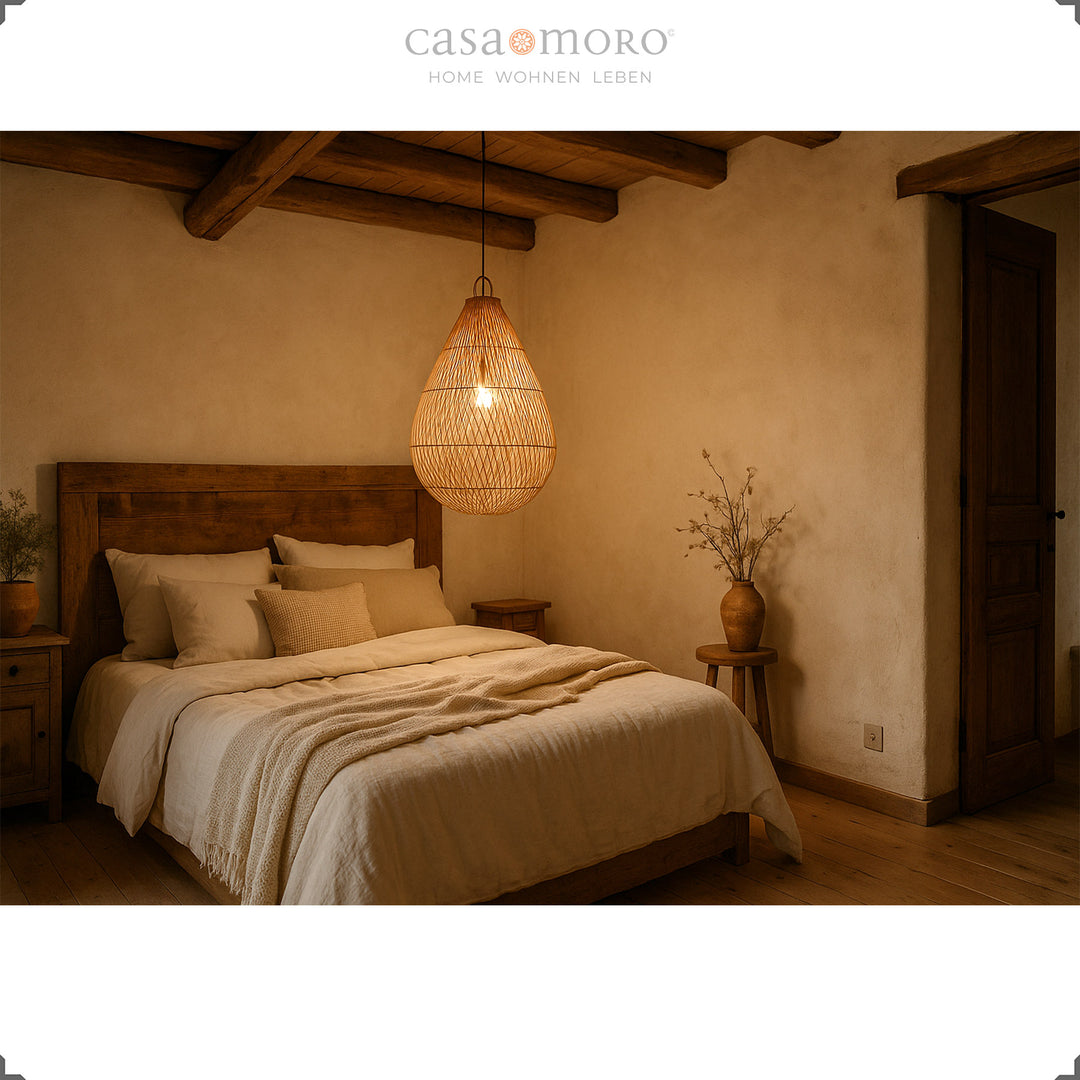 Lampe en rotin en forme de larme comme plafonnier dans la chambre, fournit une lumière chaude et assure le confort